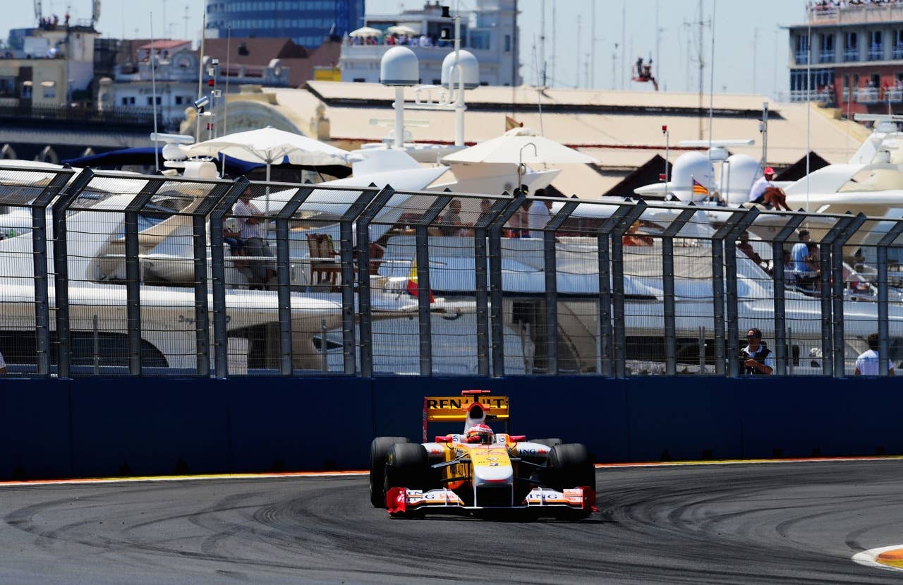F1 Grand Prix of Europe - Race VALENCIA, SPAIN - AUGUST 23: Fernando Alonso of Spain and Renault drives during the European Formula One Grand Prix at the Valencia Street Circuit on August 23, 2009, in Valencia, Spain. (Photo by Clive Mason/Getty Images)