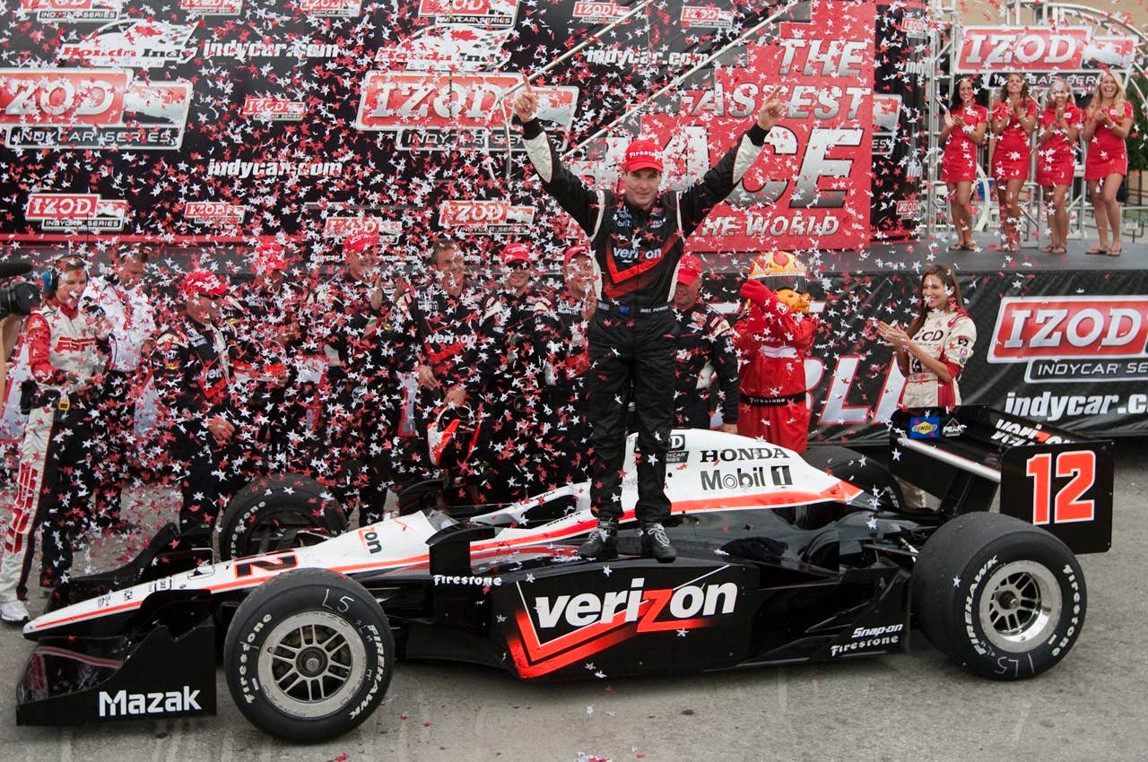El australiano Will Power celebra su victoria tras ganar la carrera de la IndyCar en Toronto el domingo 18 de julio del 2010.