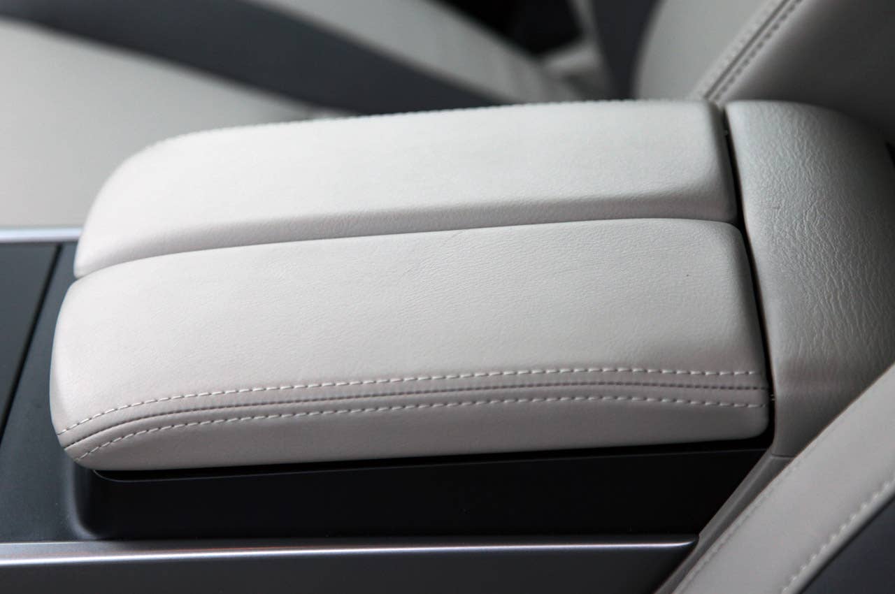 2012 Mazda CX-9 center console
