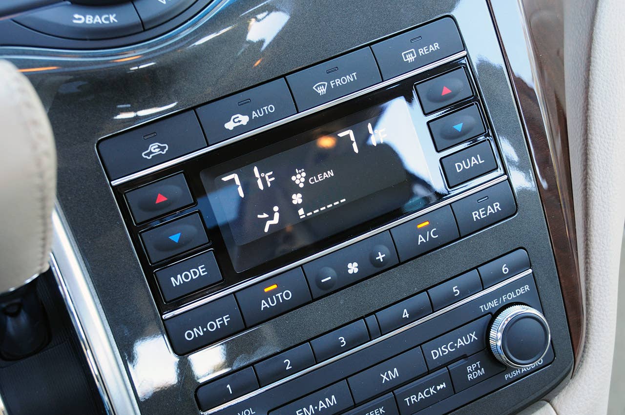2011 Nissan Quest climate controls