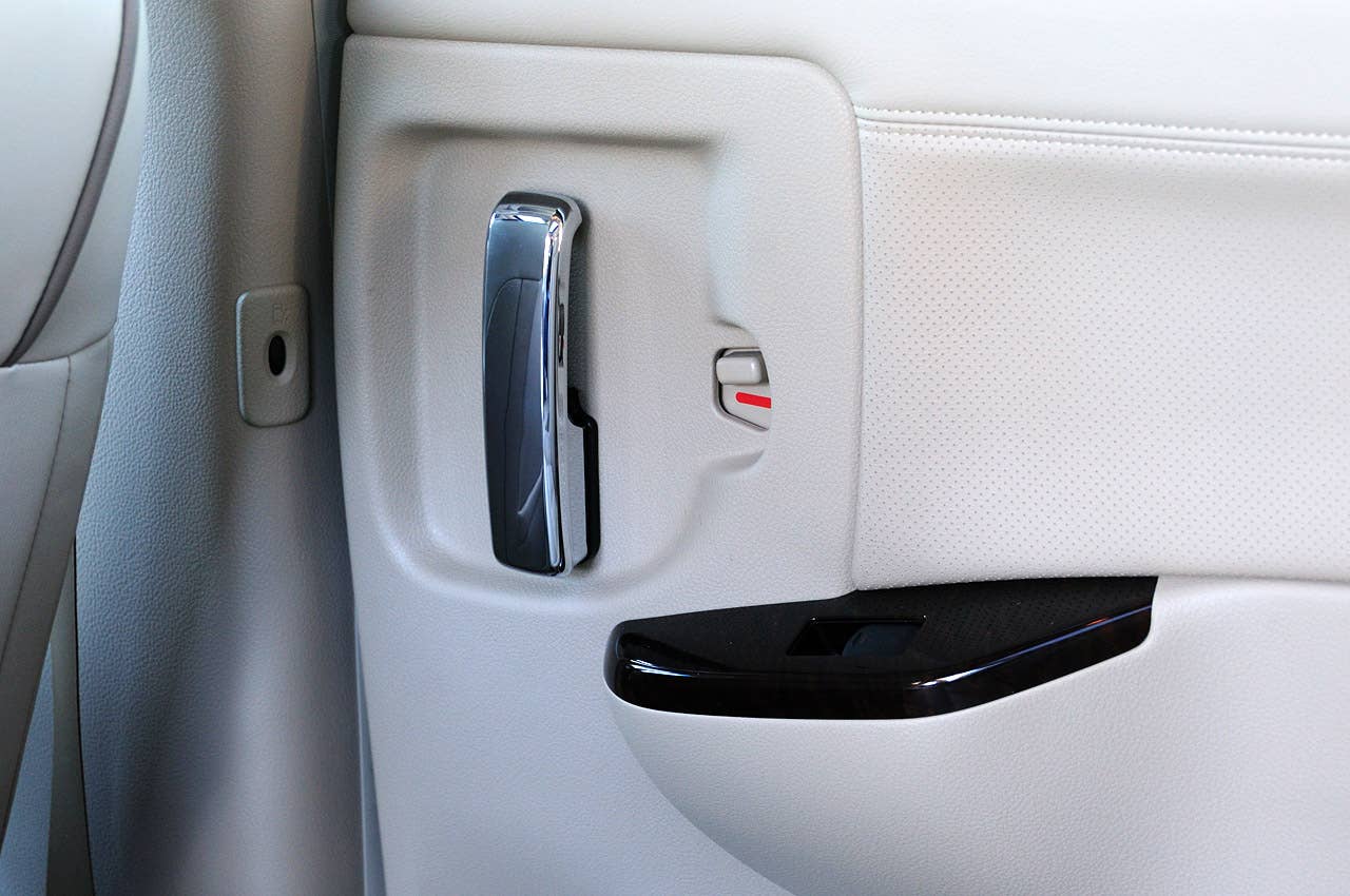 2011 Nissan Quest interior door handle