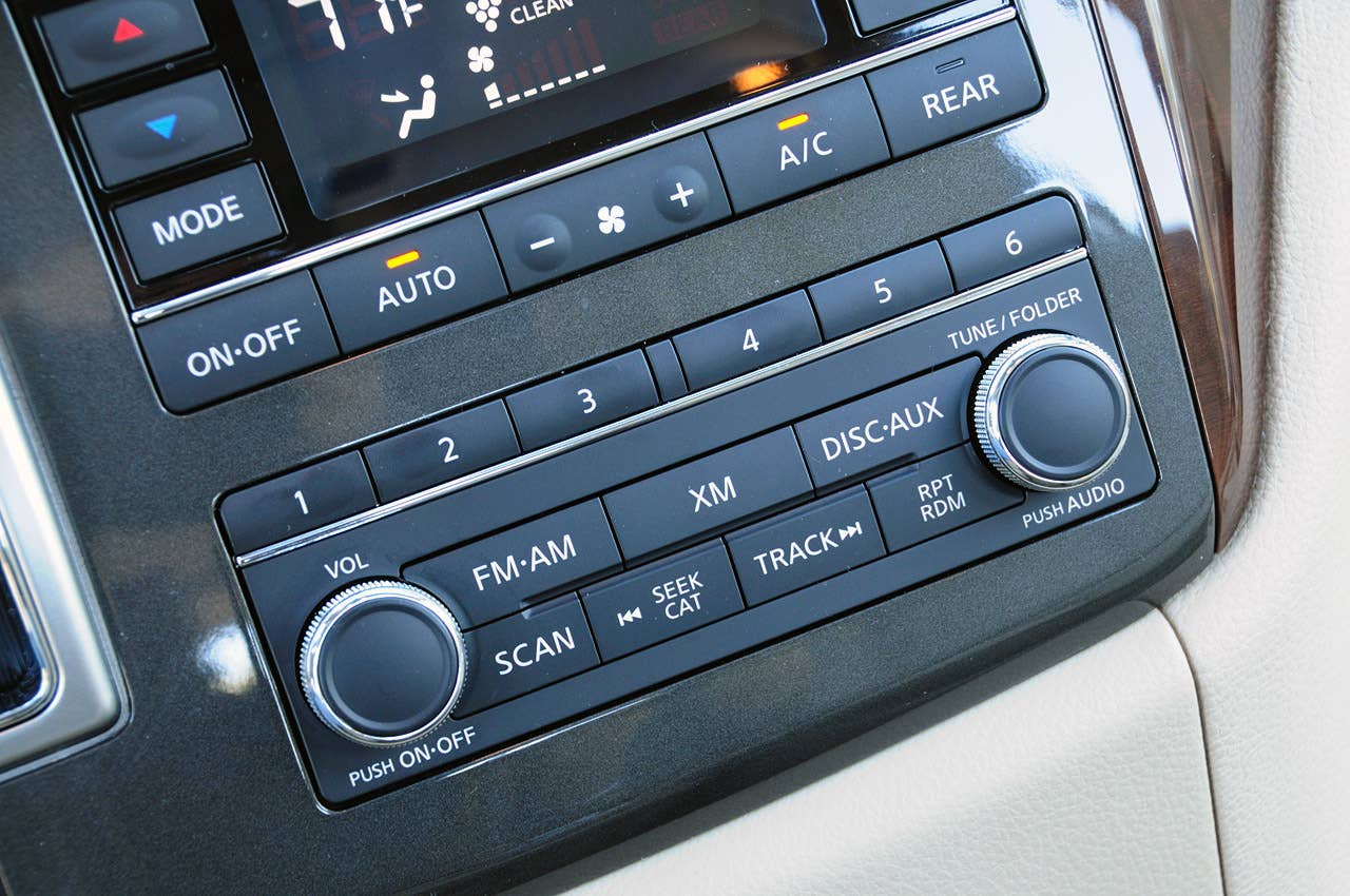 2011 Nissan Quest stereo controls