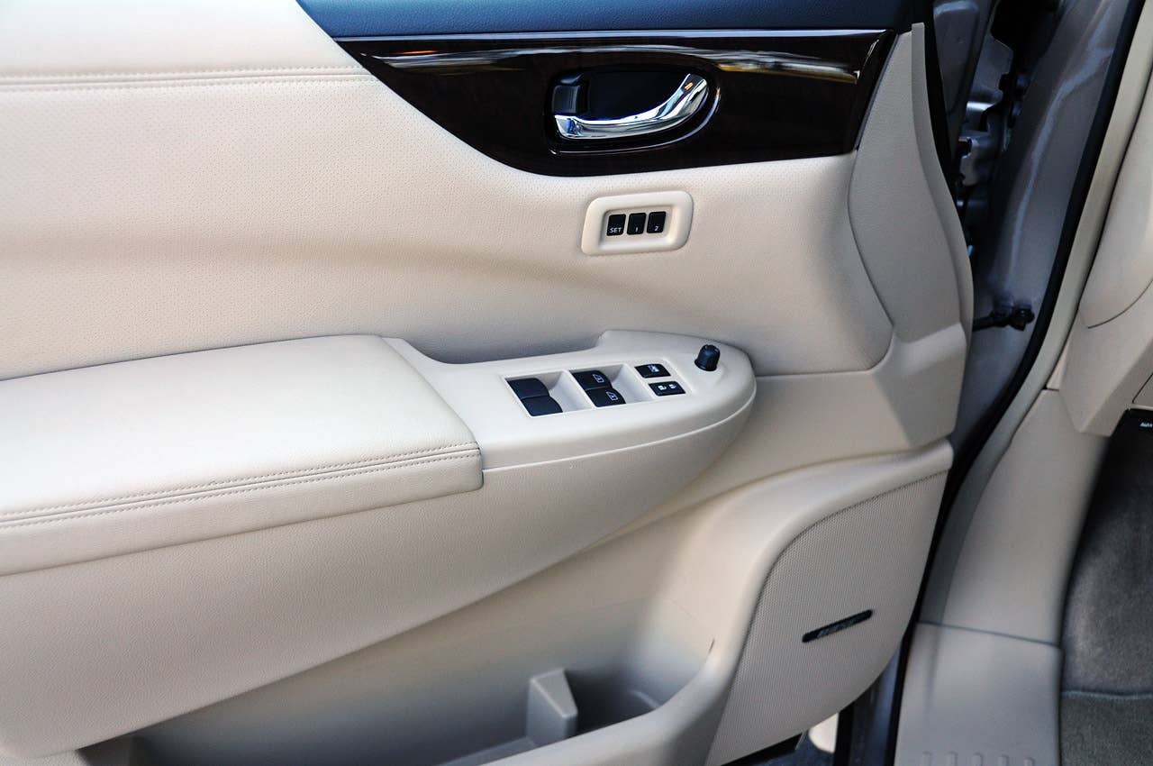 2011 Nissan Quest door panel