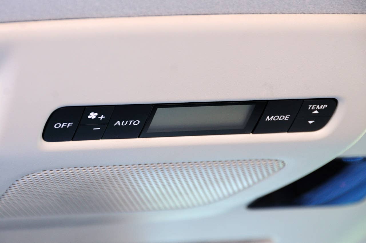 2011 Nissan Quest rear seat climate controls