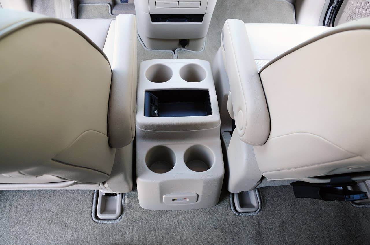 2011 Nissan Quest center console