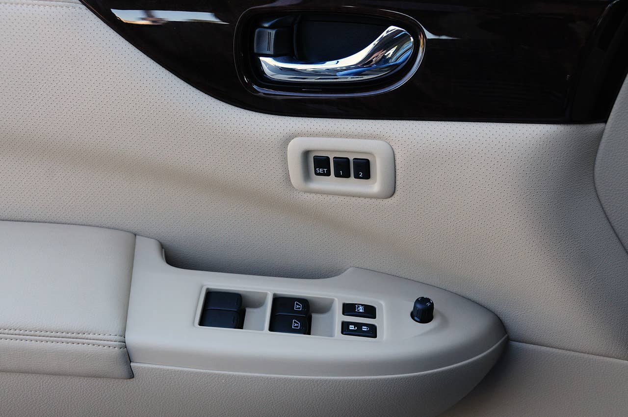 2011 Nissan Quest door panel