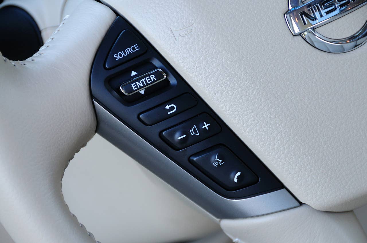 2011 Nissan Quest steering wheel controls