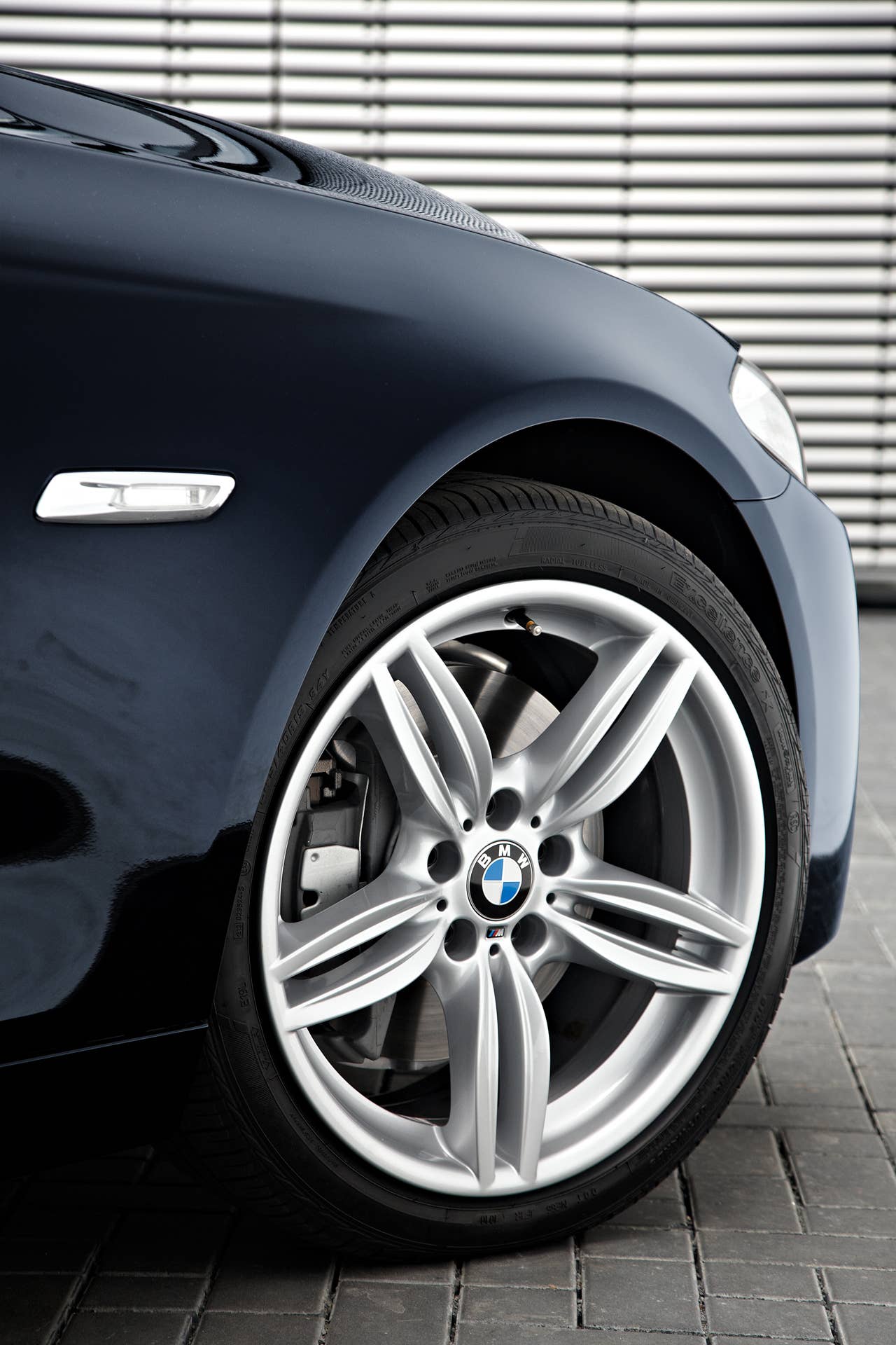 BMW 5 Series M Sports Package 18-inch M light alloys (06/2010).