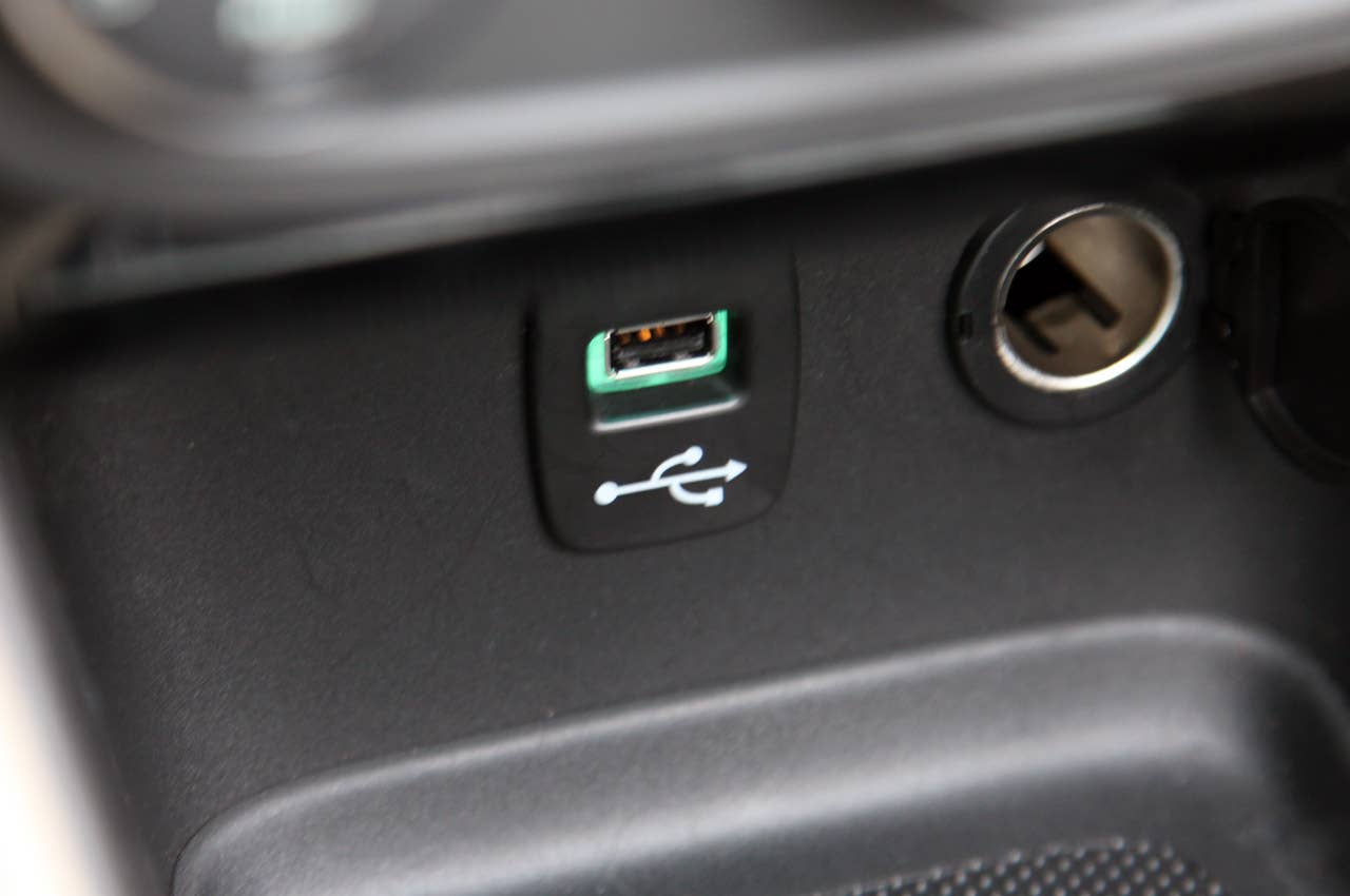 2011 Chrysler 200 Convertible USB input