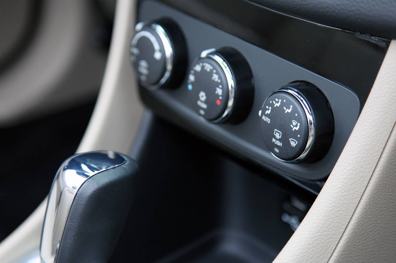 2011 Chrysler 200 Convertible climate controls