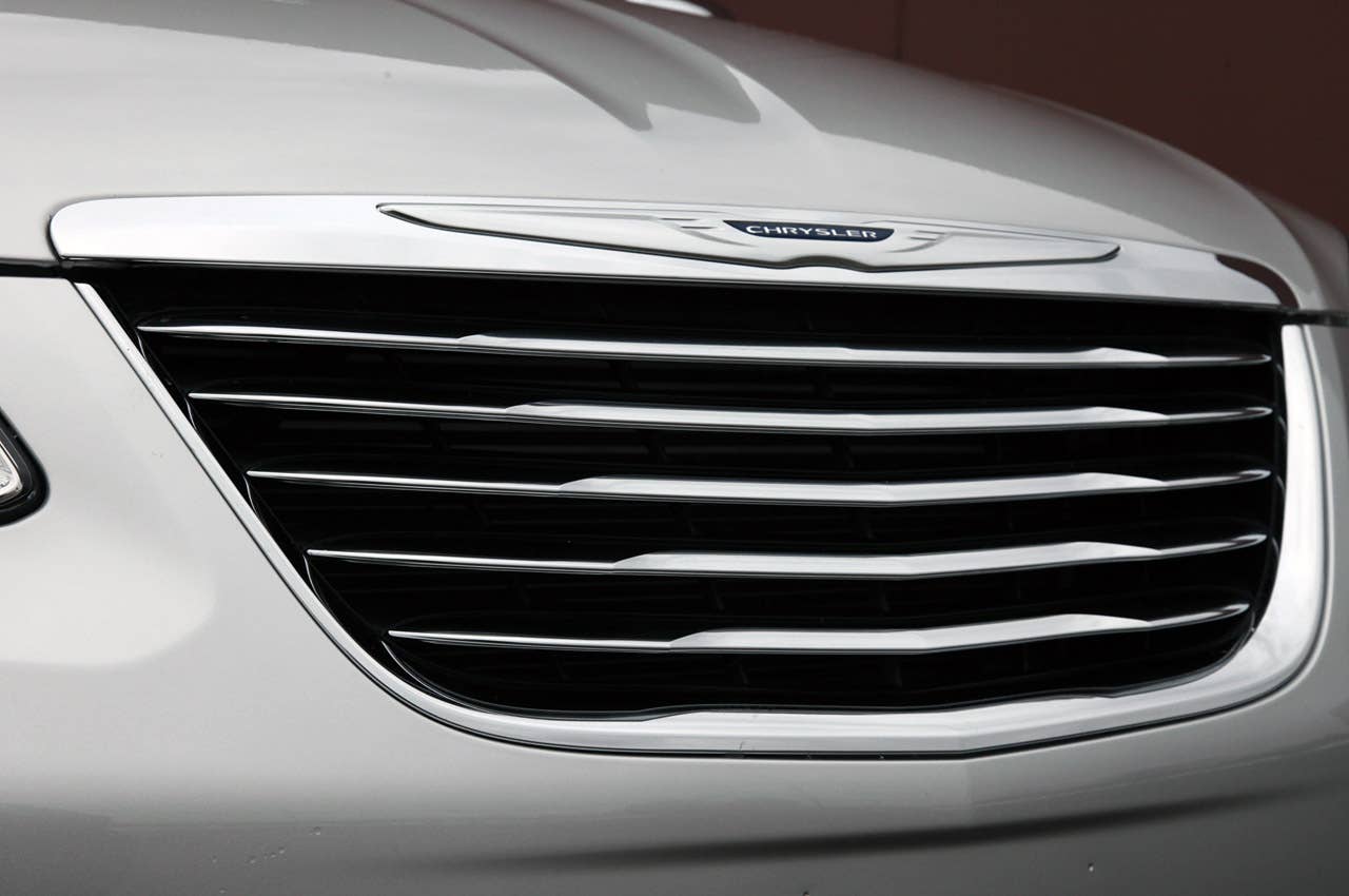 2011 Chrysler 200 Convertible grille