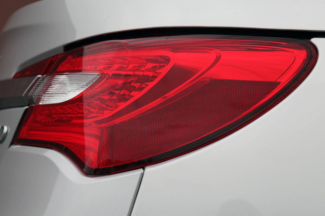 2011 Chrysler 200 Convertible taillight
