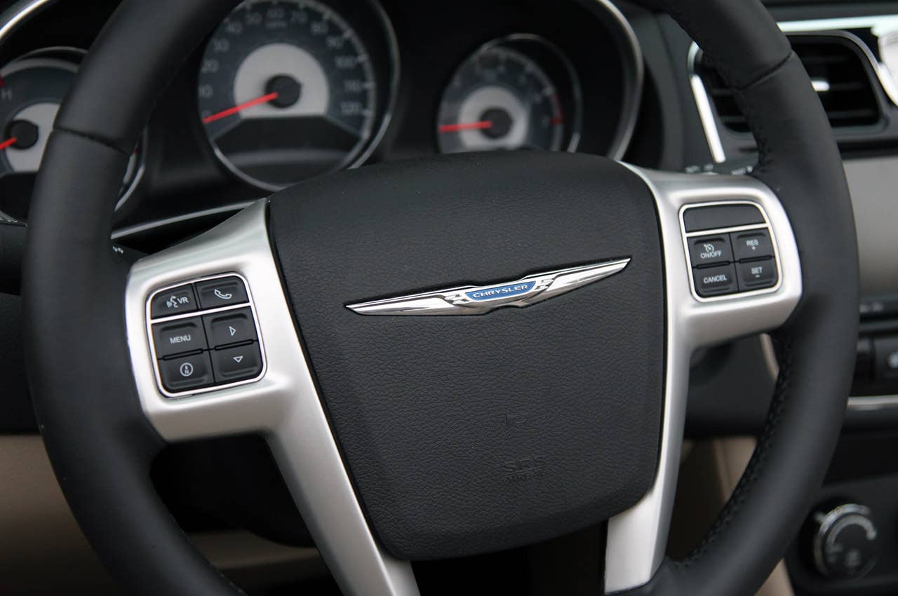 2011 Chrysler 200 Convertible steering wheel
