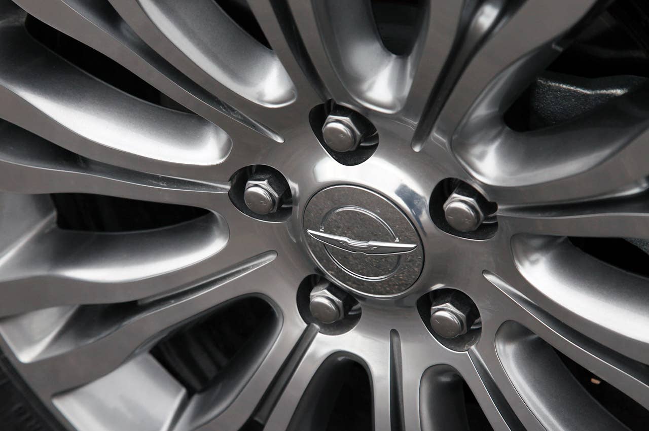 2011 Chrysler 200 Convertible wheel detail