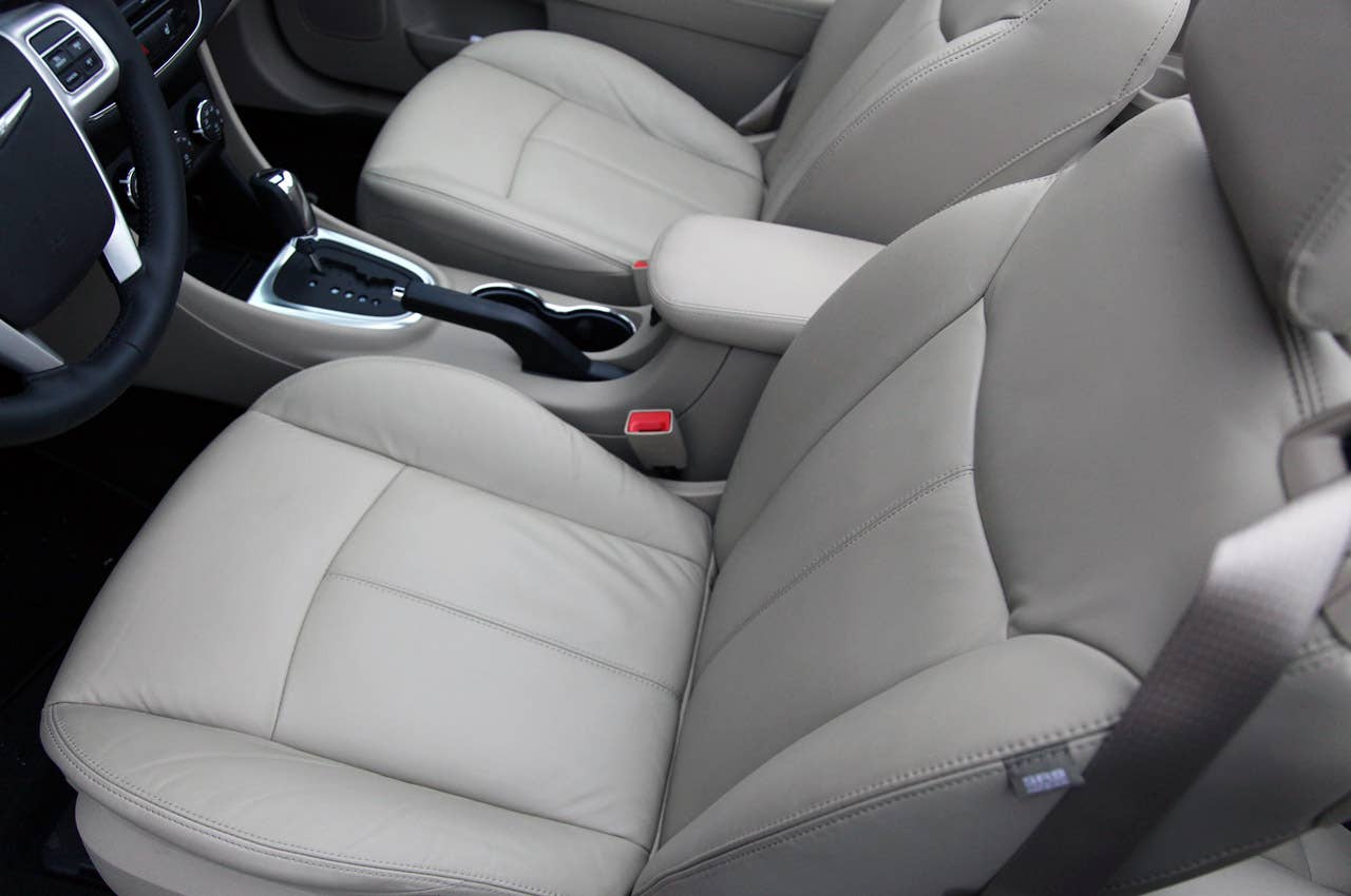 2011 Chrysler 200 Convertible seats