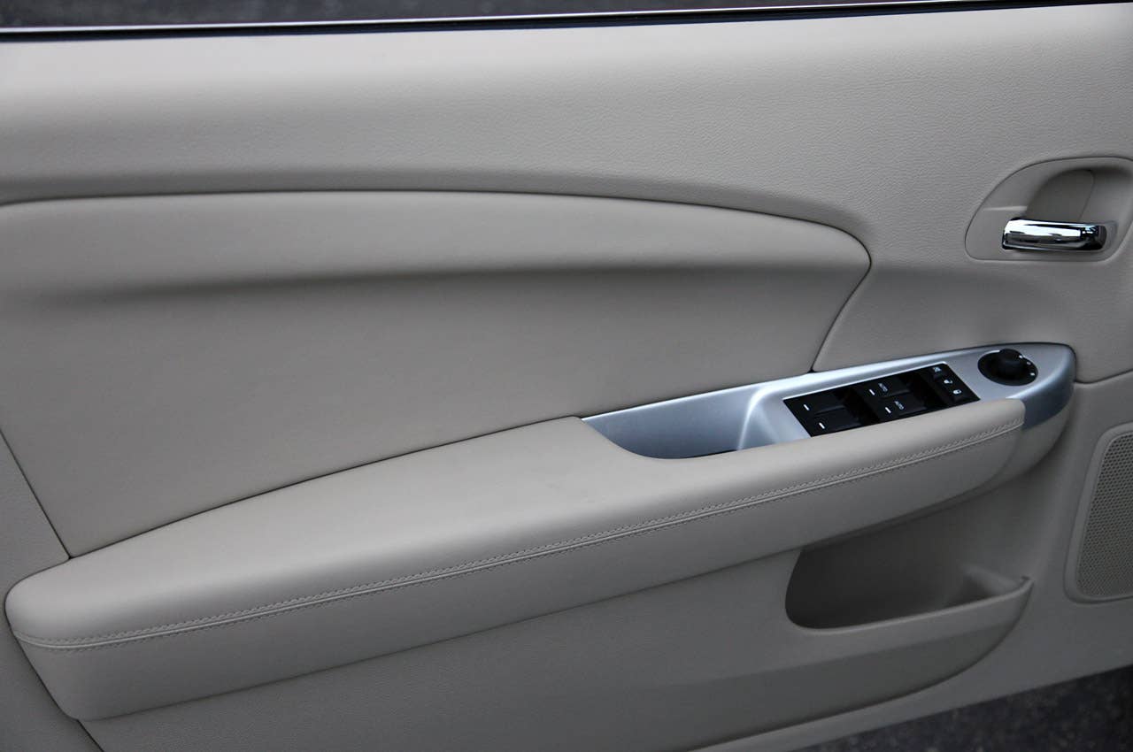 2011 Chrysler 200 Convertible door trim