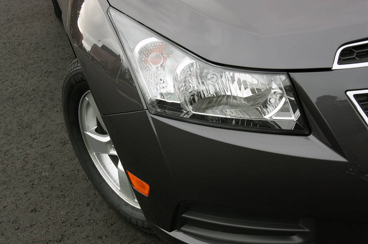 2011 Chevrolet Cruze 1LT headlight