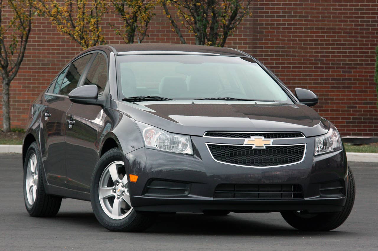 2011 Chevrolet Cruze 1LT front 3/4 view