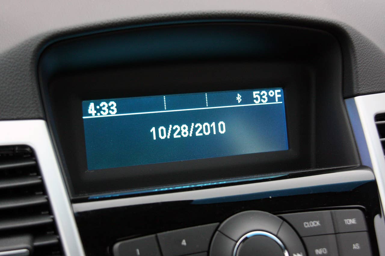 2011 Chevrolet Cruze 1LT digital readout