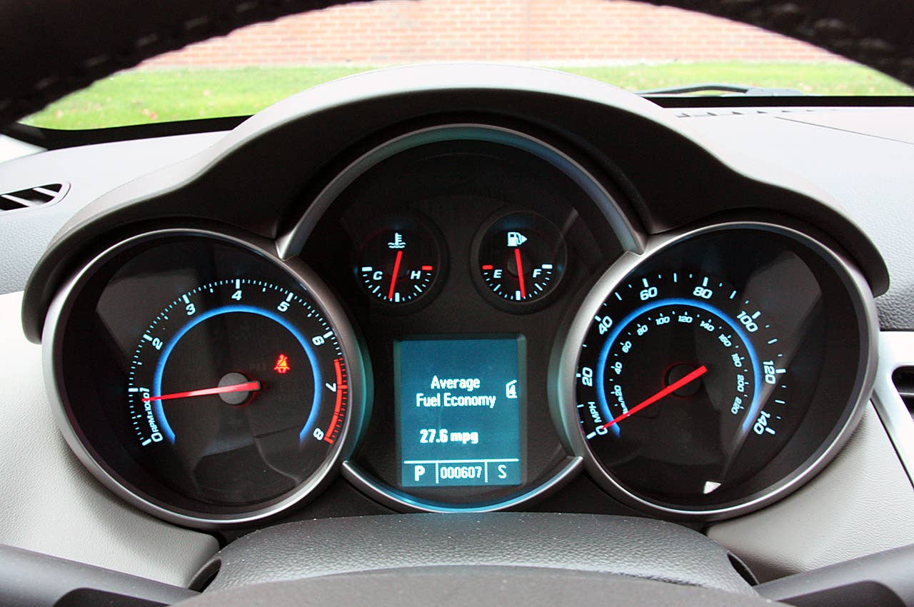 2011 Chevrolet Cruze 1LT gauges