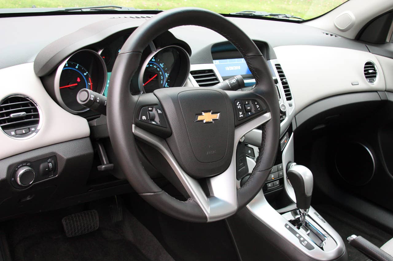 2011 Chevrolet Cruze 1LT steering wheel
