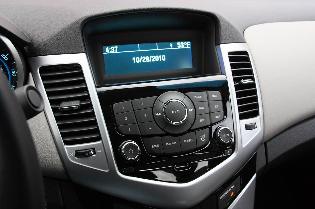 2011 Chevrolet Cruze 1LT instrument panel