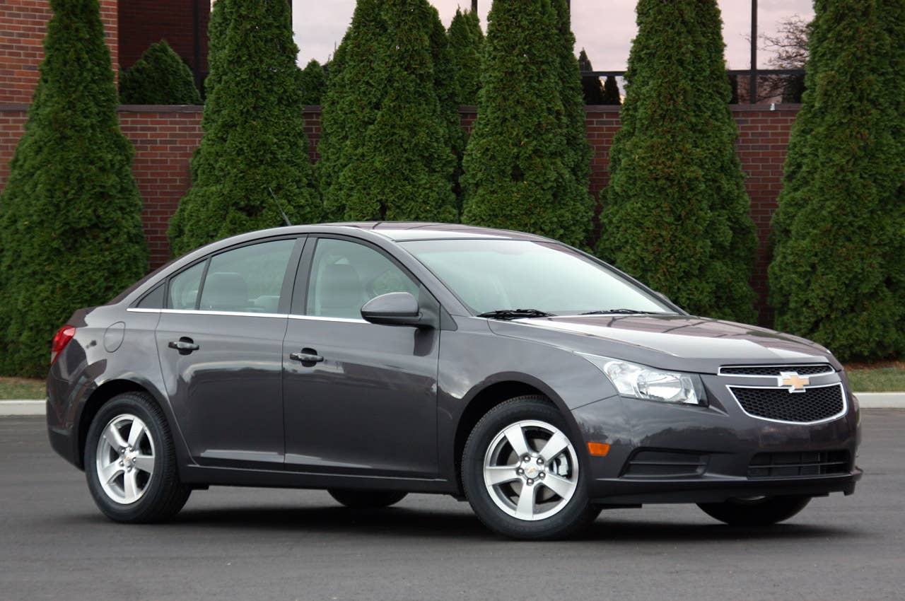 2011 Chevrolet Cruze 1LT front 3/4 view