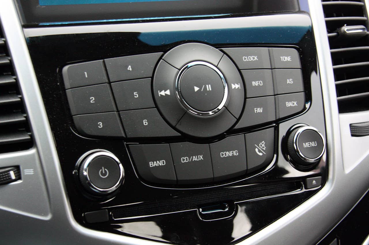 2011 Chevrolet Cruze 1LT stereo controls