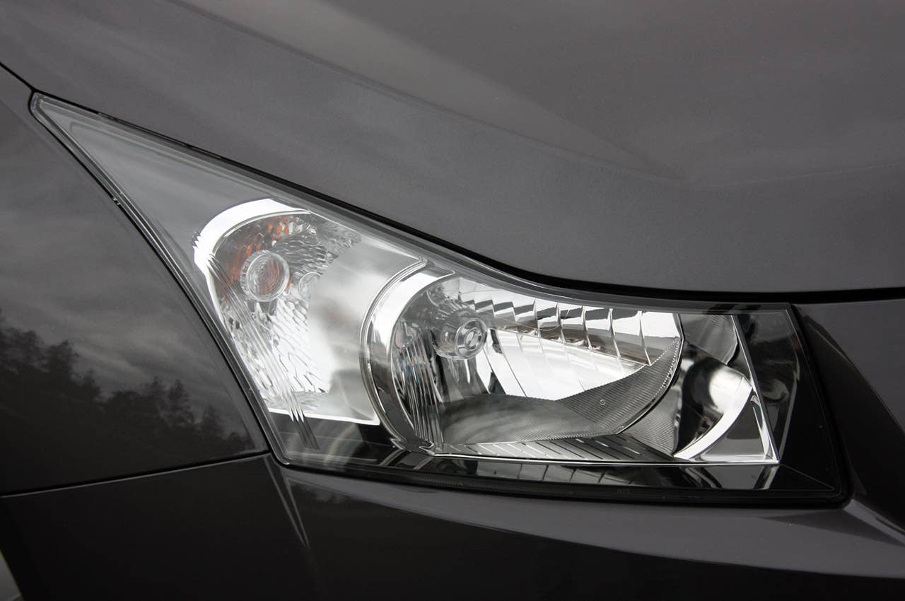 2011 Chevrolet Cruze 1LT headlight