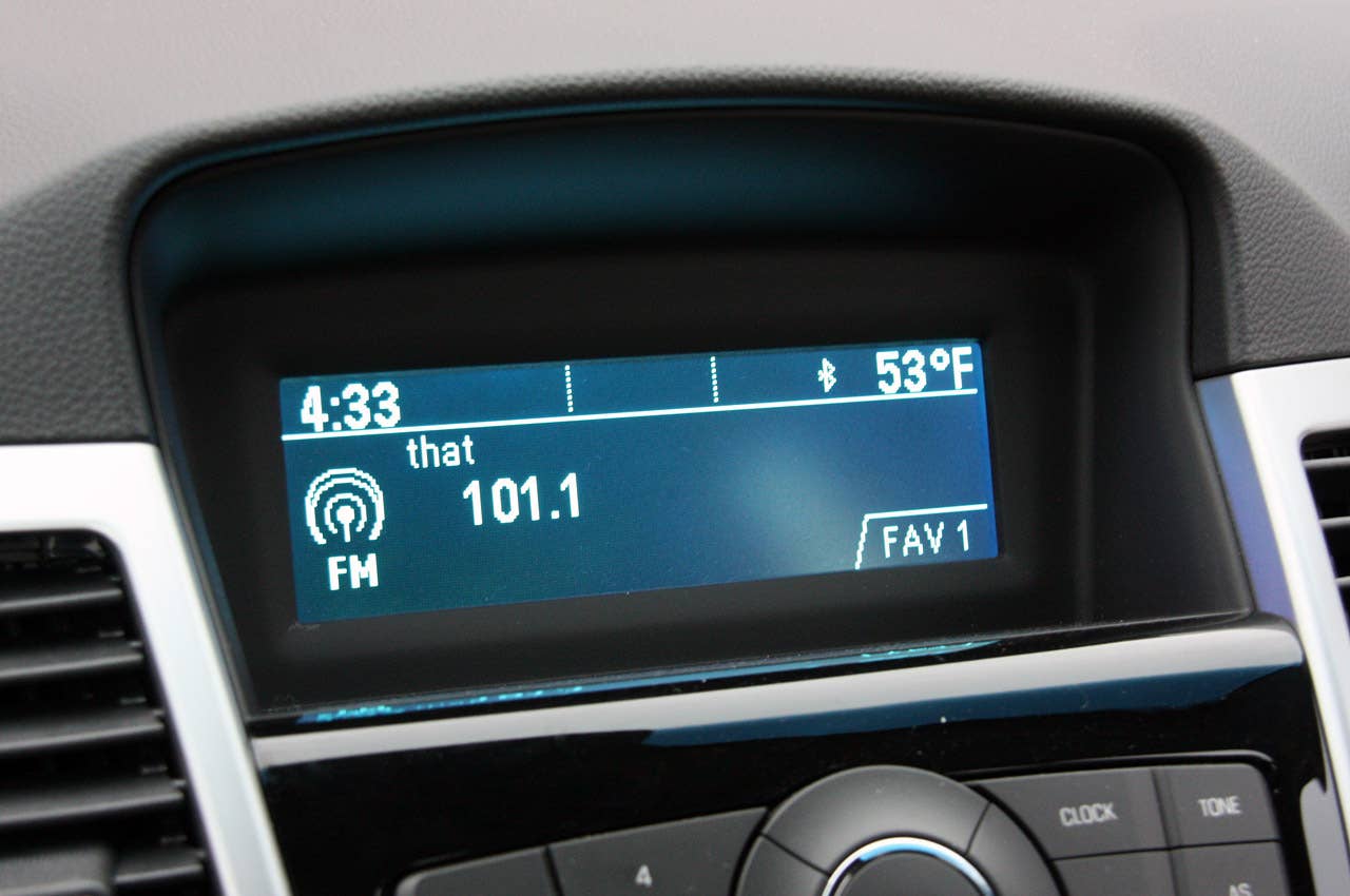 2011 Chevrolet Cruze 1LT digital readout