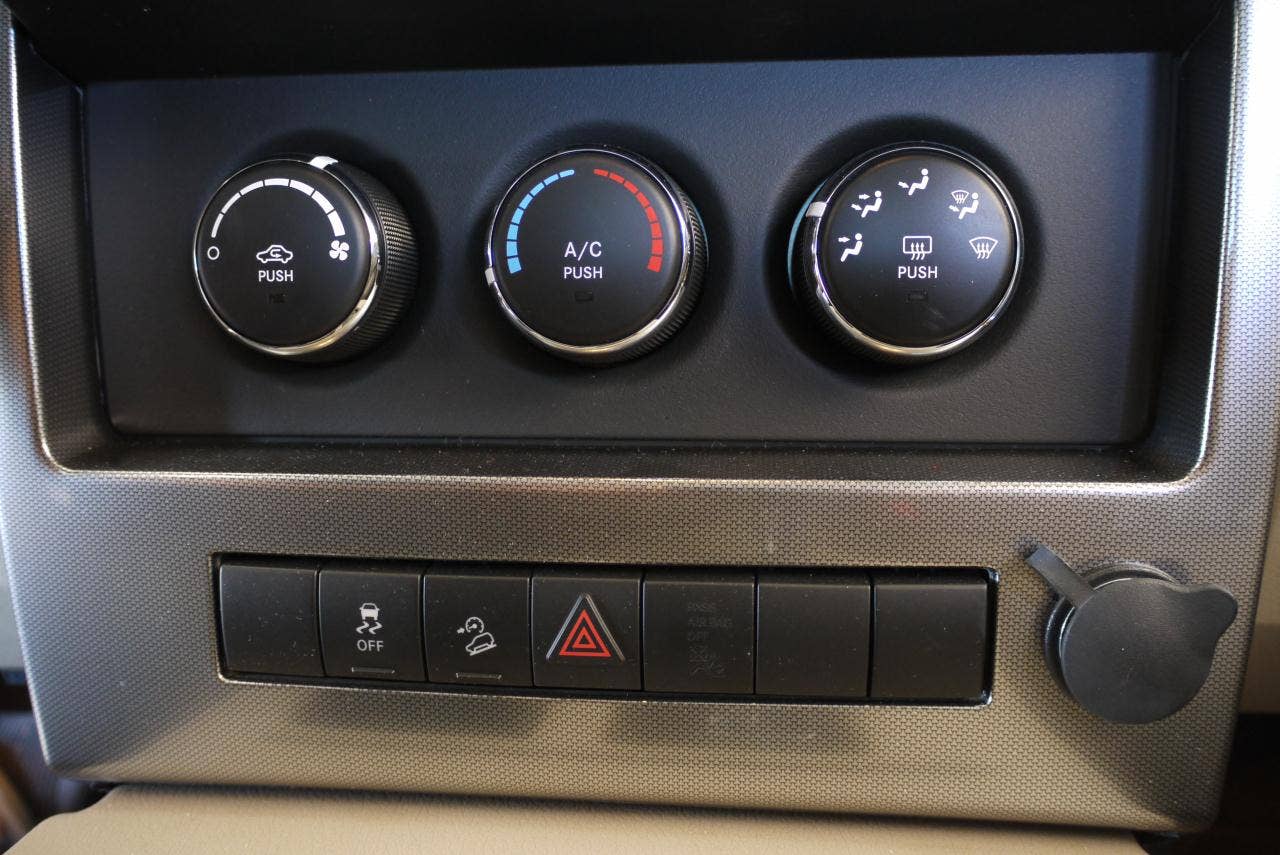 2010 Jeep Liberty Sport climate controls