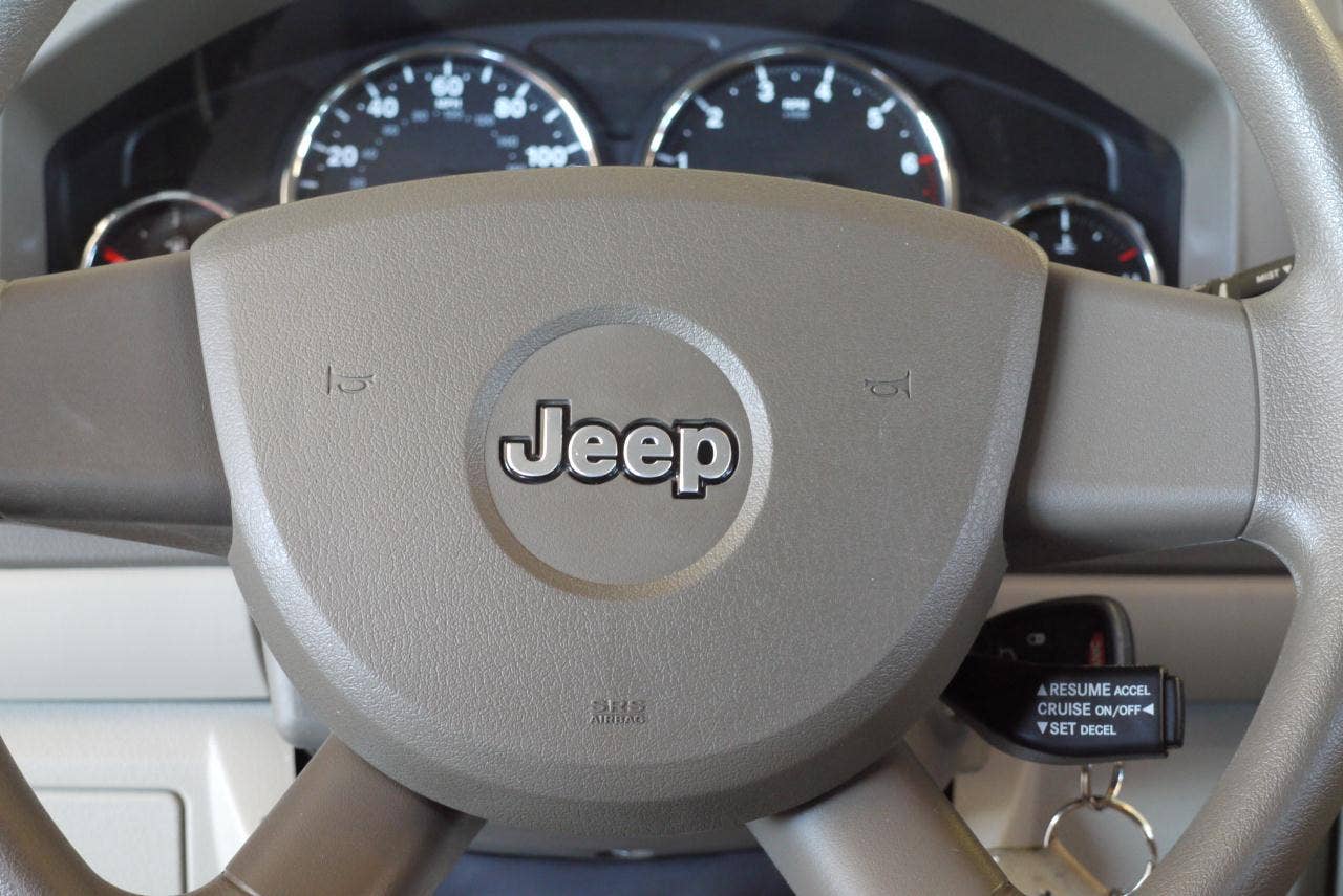 2010 Jeep Liberty Sport steering wheel