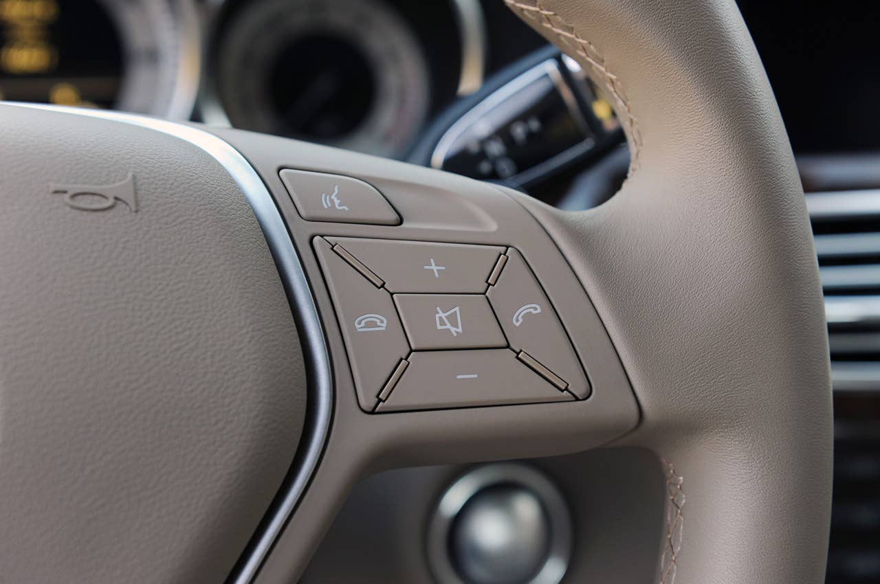 2012 Mercedes-Benz CLS550 steering wheel controls