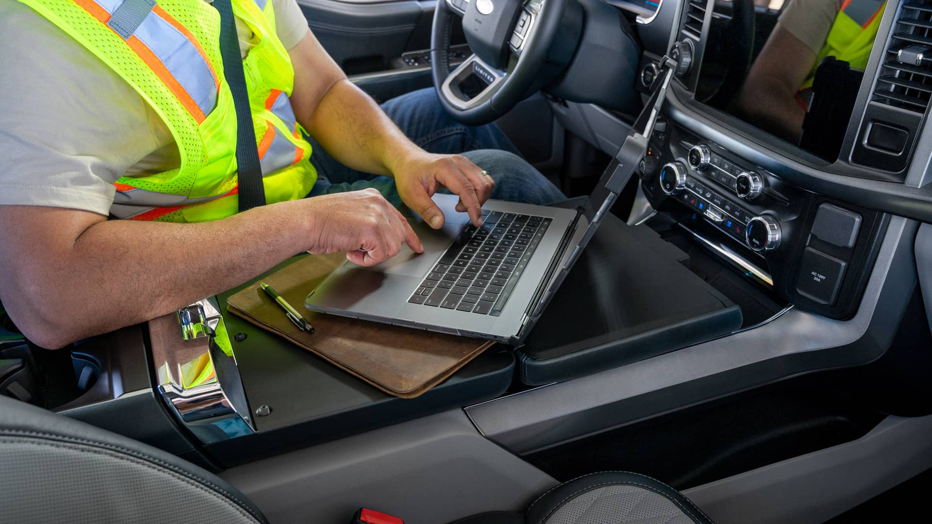 The new Interior Work Surface makes living and working in the cabin easier with a large, ßat deployable surface ideal for signing documents, using a laptop or just enjoying your lunch break. Available in both bench and captainÕs seat conÞgurations from XL to Limited.