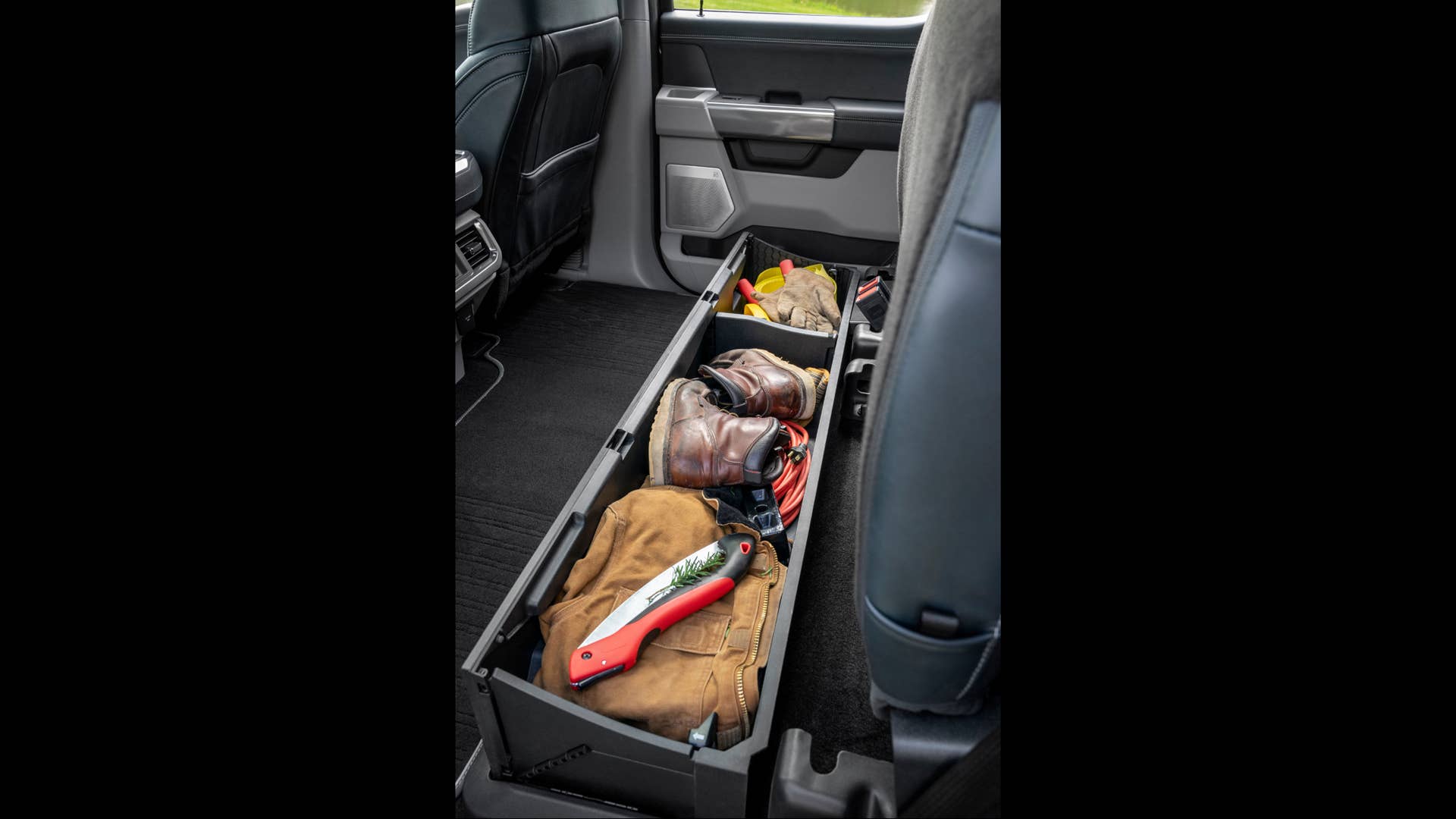 Available lockable, fold-ßat, dividable storage extends the width of the interior under the rear seats and allows for safe storage of valuables. Great for long items like hunting gear, Þshing rods or blueprints.