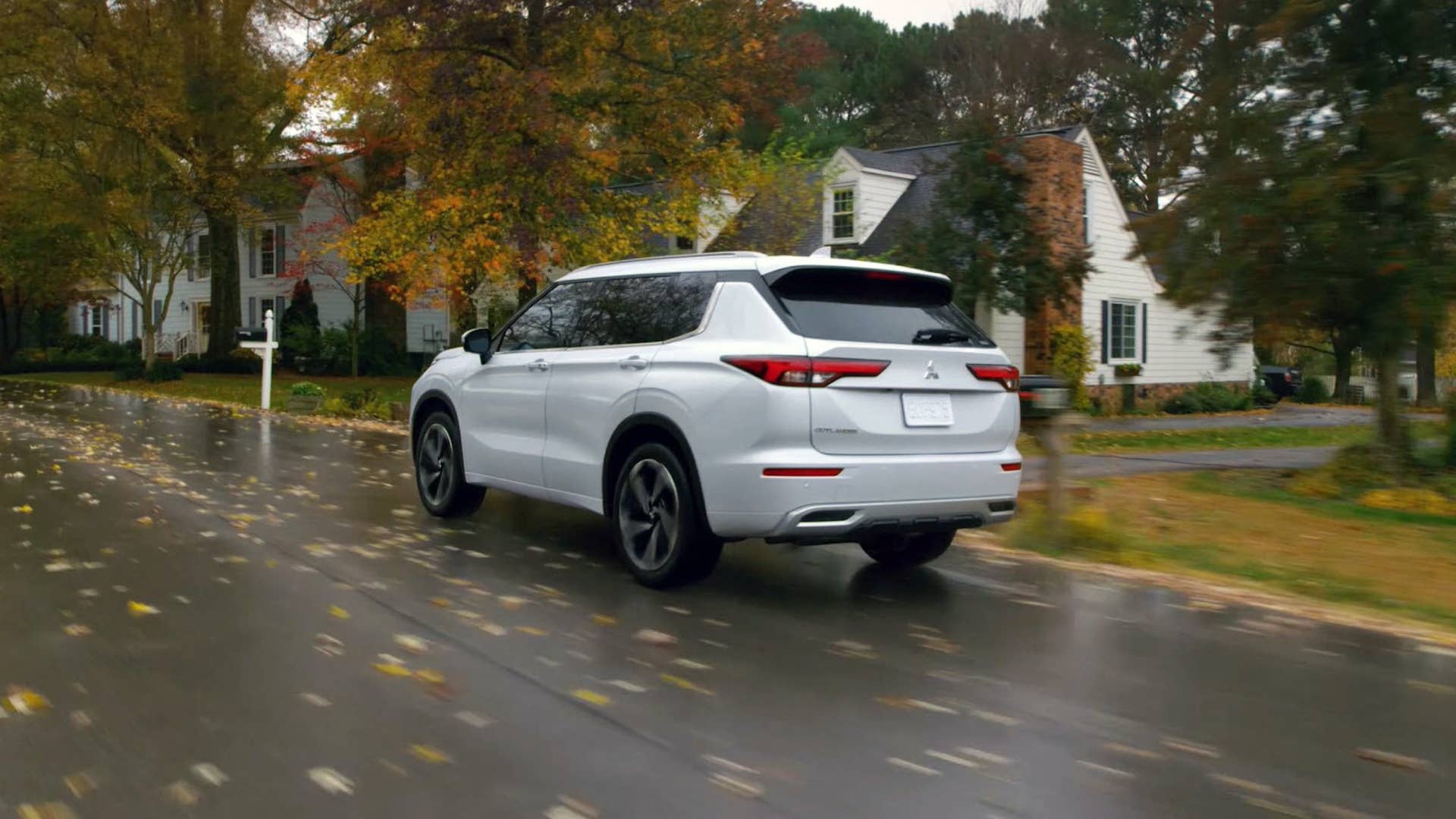 2022 Mitsubishi Outlander shown.