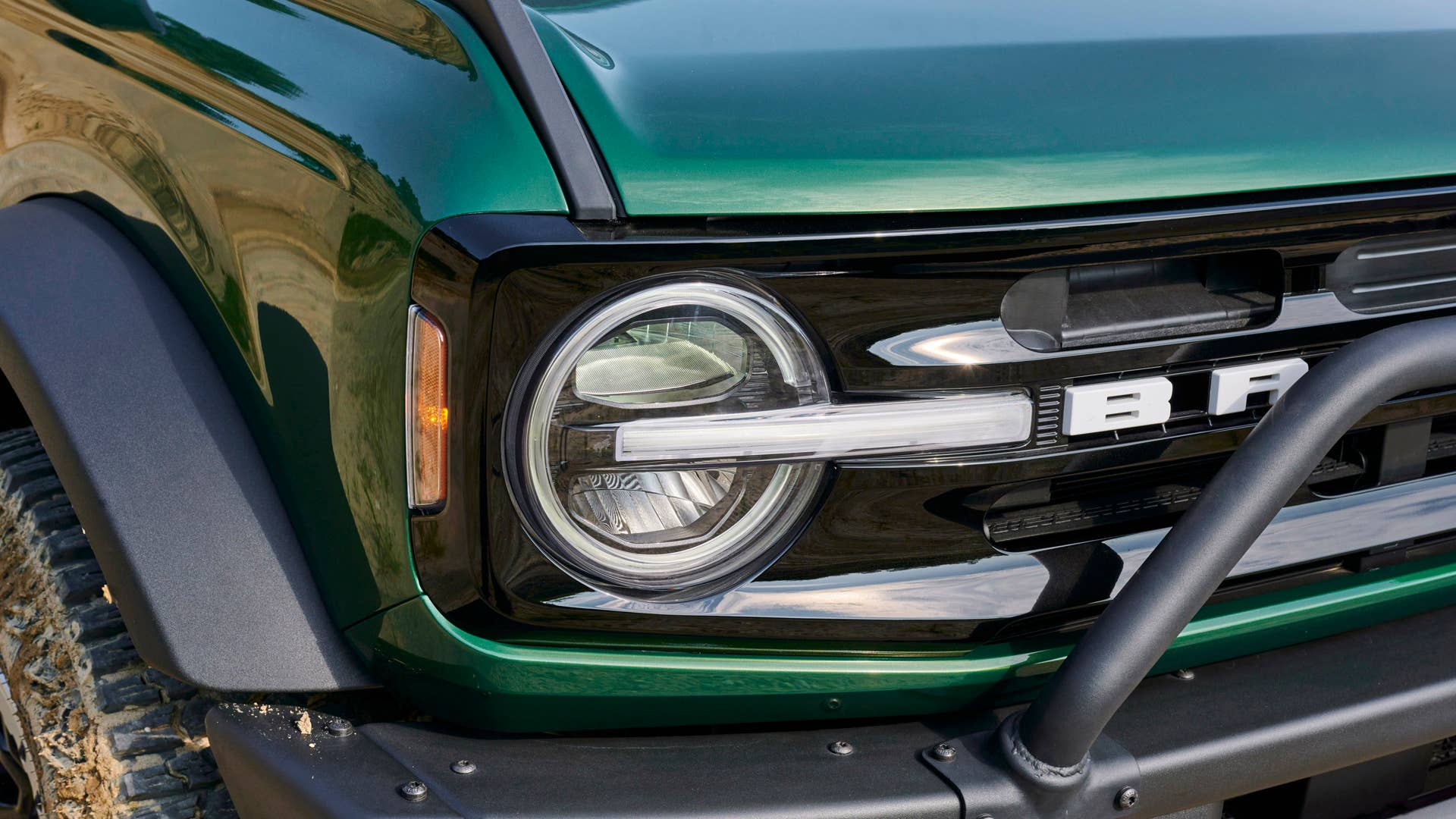 Bronco Eruption Green. Available equipment shown.