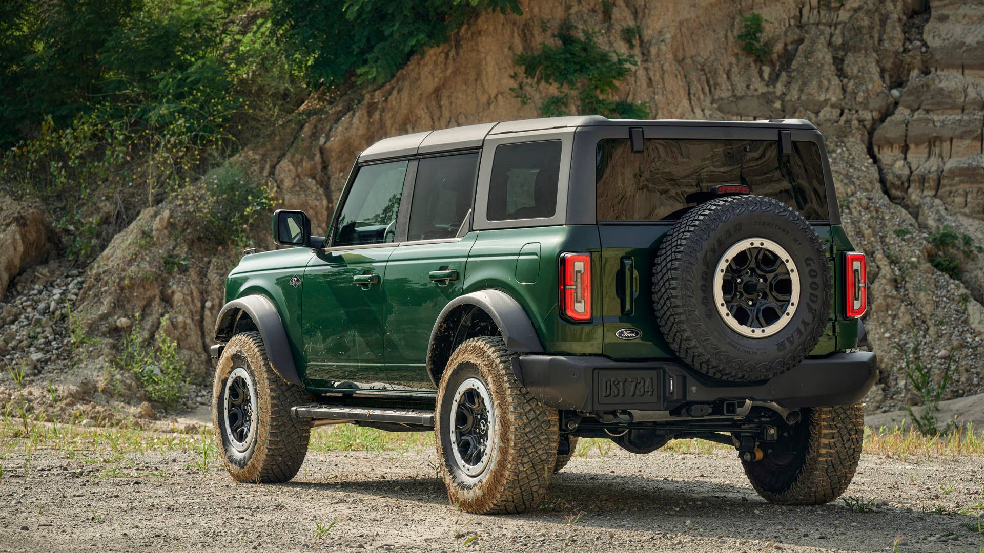 2022 Ford Bronco in Eruption Green. Available equipment shown.