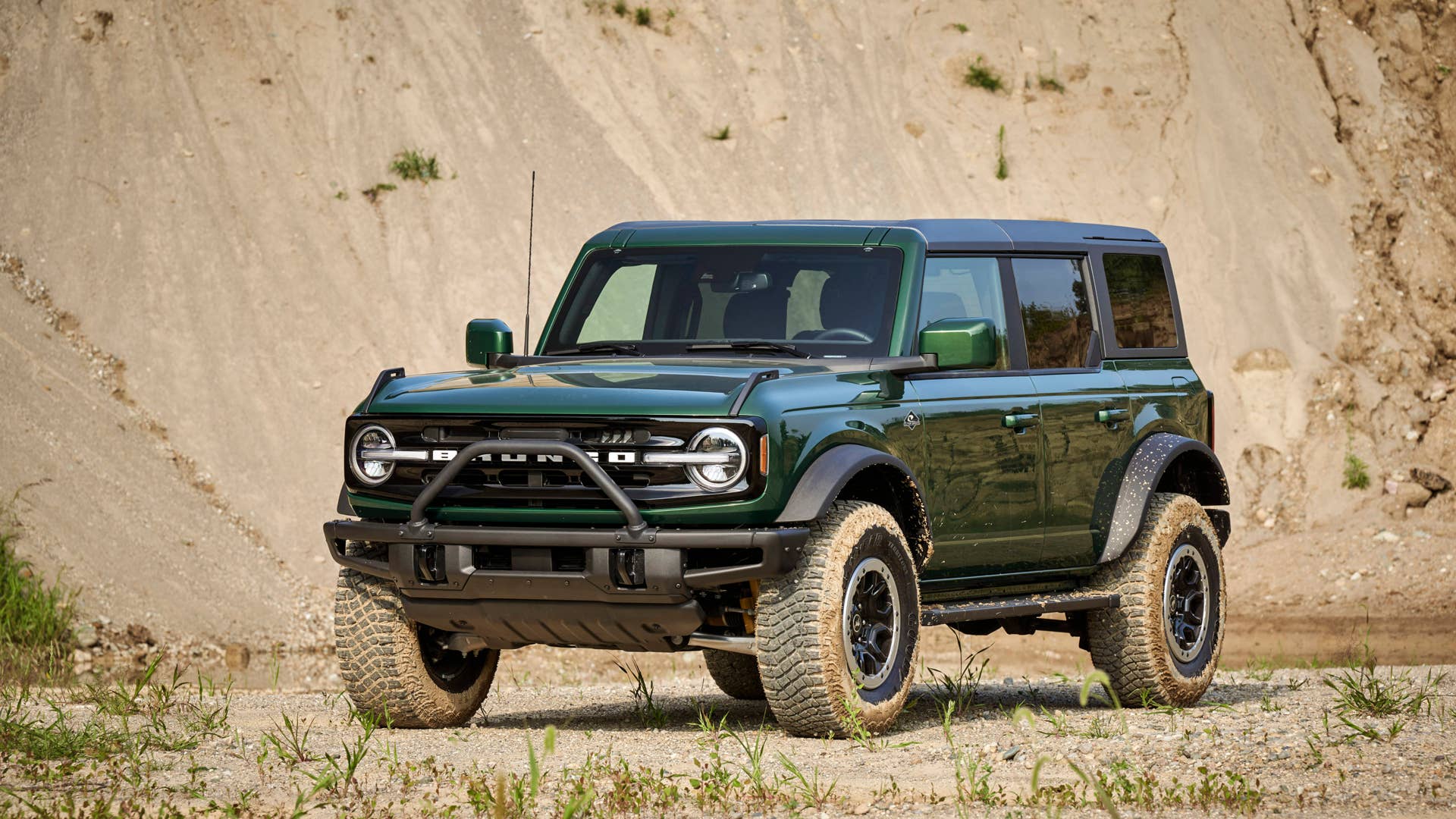 2022 Ford Bronco in Eruption Green. Available equipment shown.