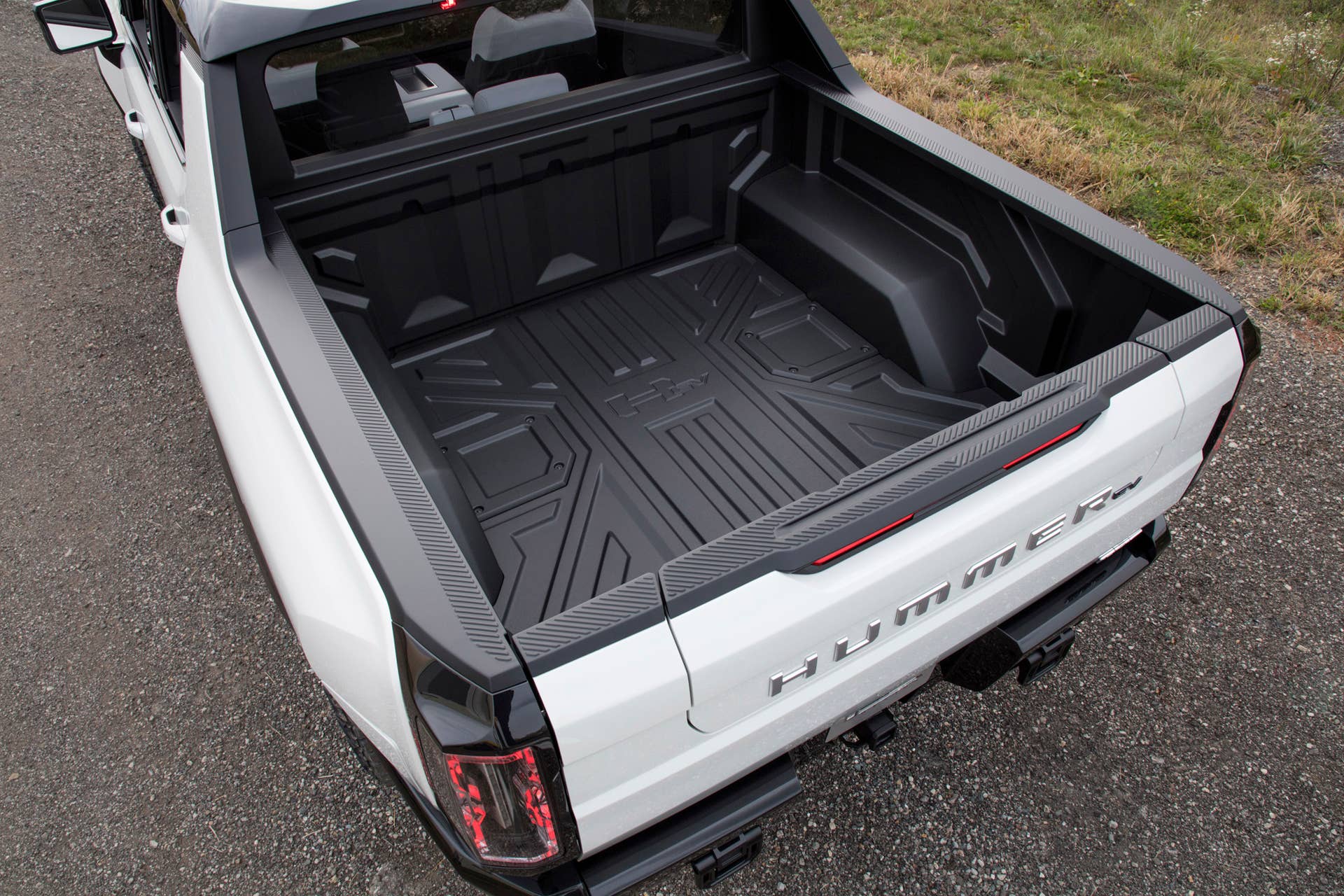 From bold and futuristic design cues, to cleverly executed details, the 2022 GMC HUMMER EV reimagines an instantly recognizable silhouette for a modern, all-electric future
