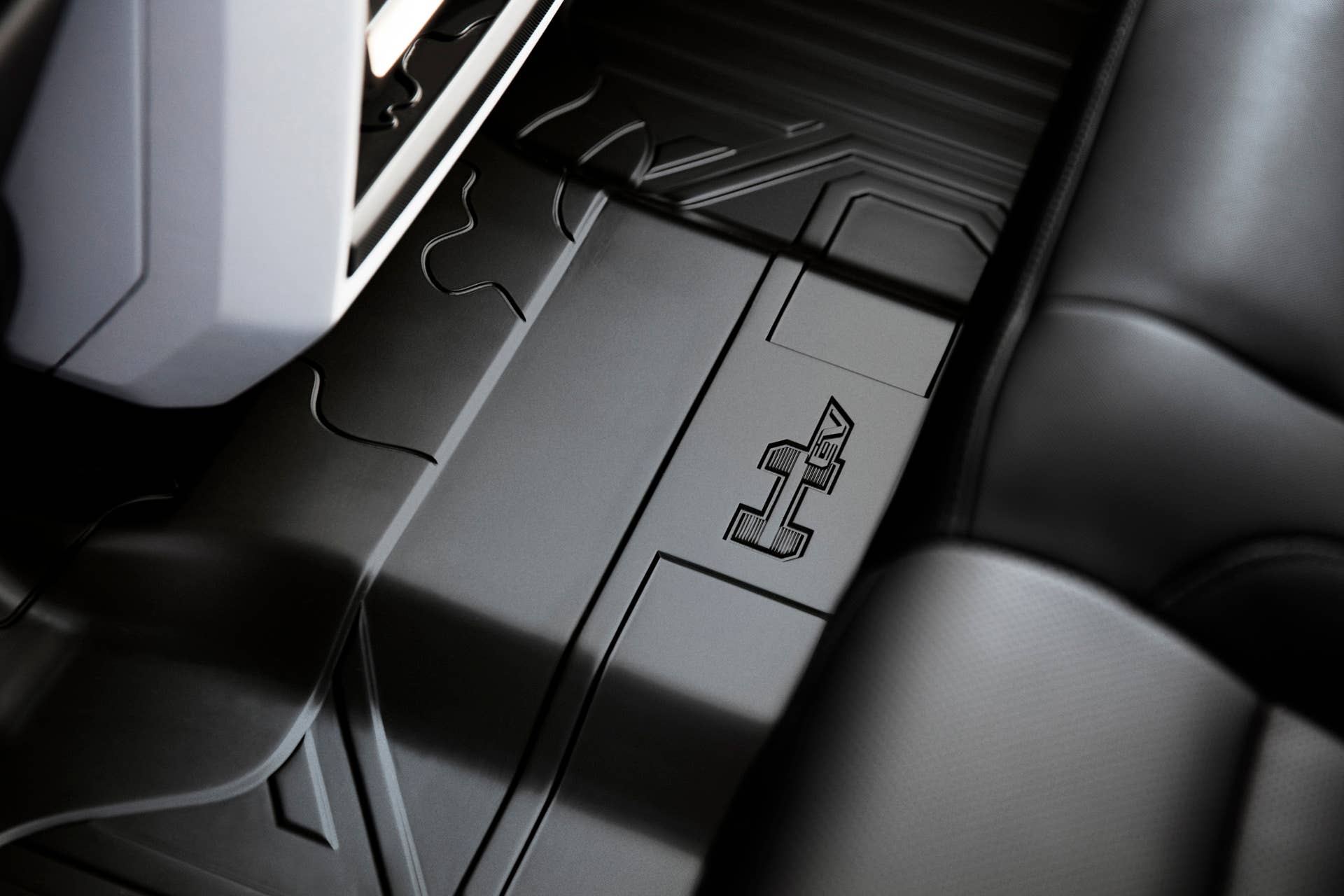 The 2022 GMC HUMMER EV’s design visually communicates extreme capability, reinforced with rugged architectural details that are delivered with a premium, well-executed and appointed interior.