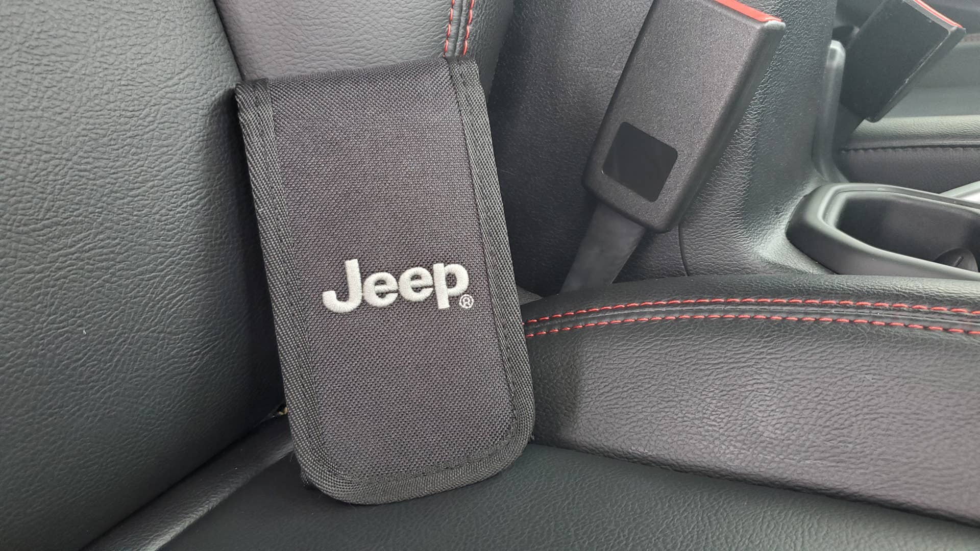 2020 Jeep Gladiator Rubicon toolkit.