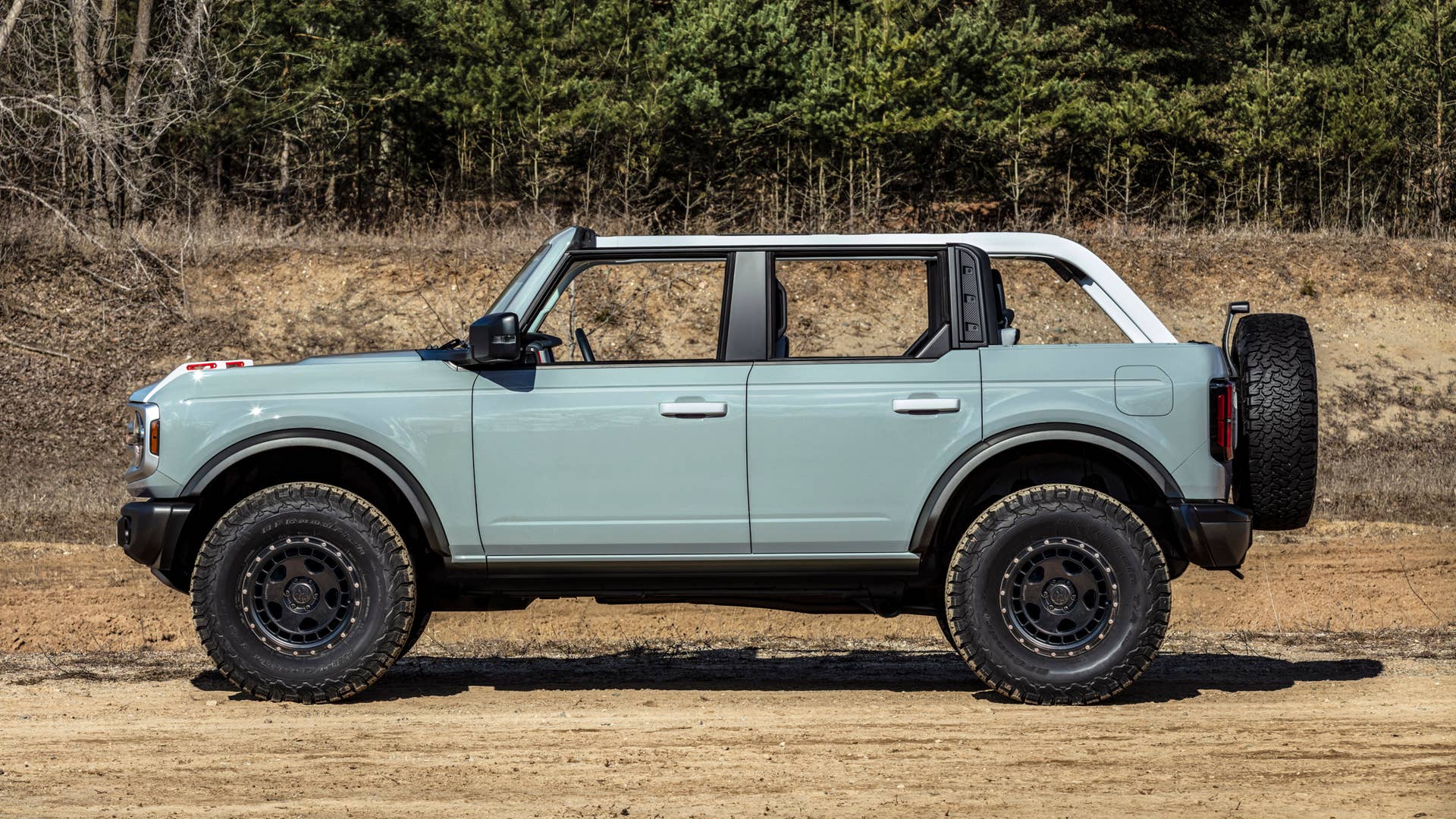 The four-door 2021 Bronco will have available removeable modular roof sections – left and right front panels, a full-width center panel and a rear section. Roof panels on both two- and four-door models can be easily removed by unlocking the latches from the interior to provide the largest overall open-top view in its class to take in the sunshine or to gaze at the stars at night. (Prototype not representative of production vehicle.)