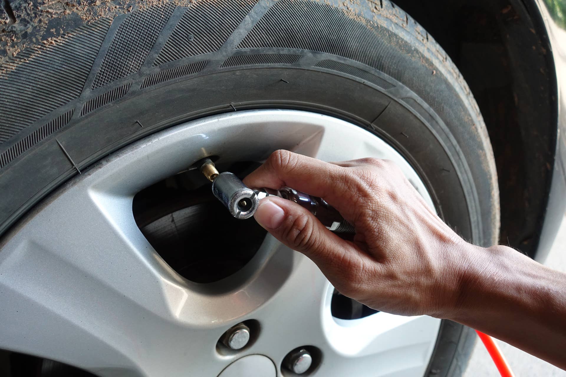 Fill air into a car tire