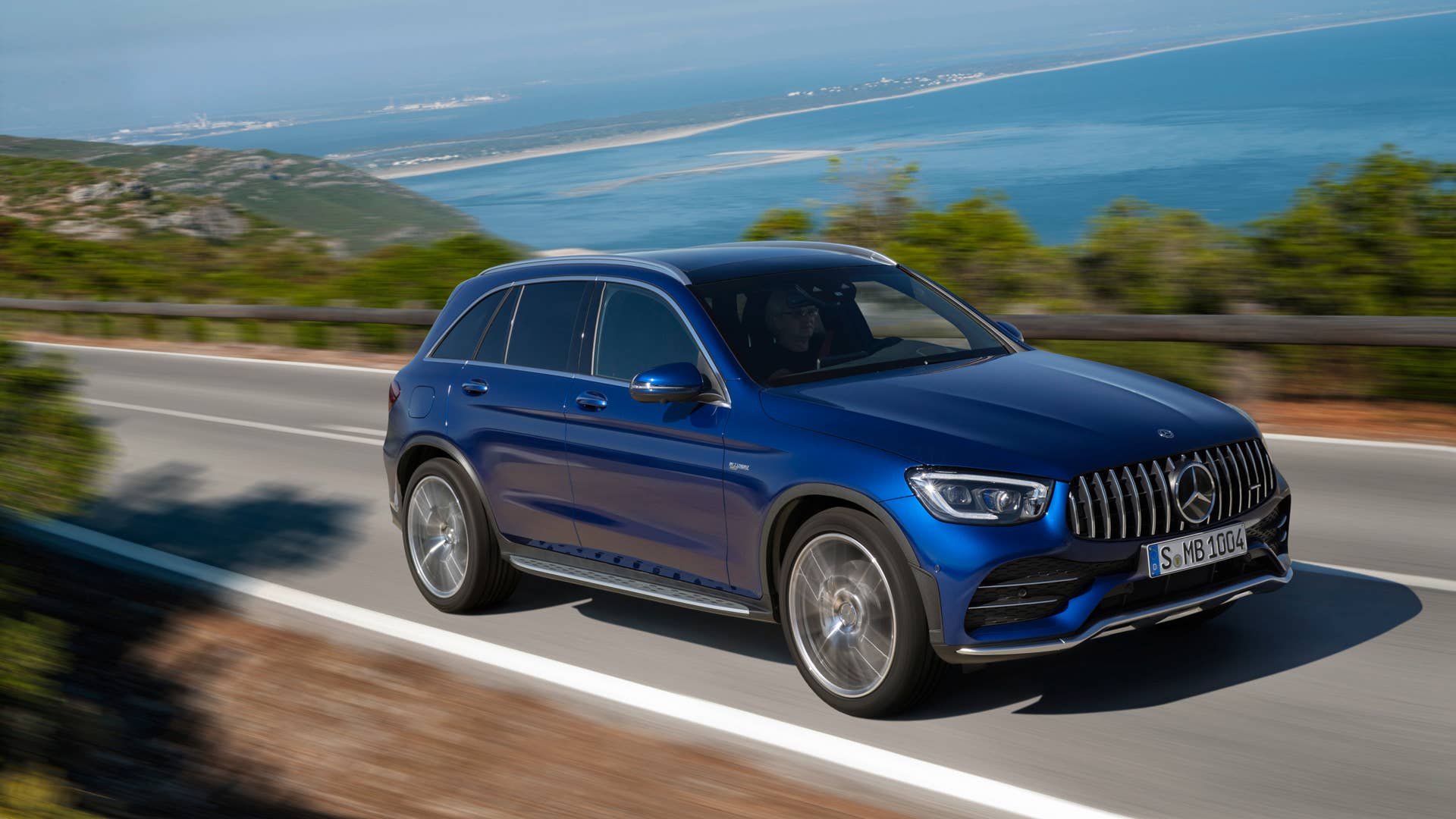 Mercedes-AMG GLC 43 4MATIC SUV (2019), Kraftstoffverbrauch kombiniert: 10,6-10,2 l/100 km; CO2-Emissionen kombiniert: 242-234 g/km // Fuel consumption combined: 10.6-10.2 l/100 km; Combined CO2 emissions: 242-234 g/km