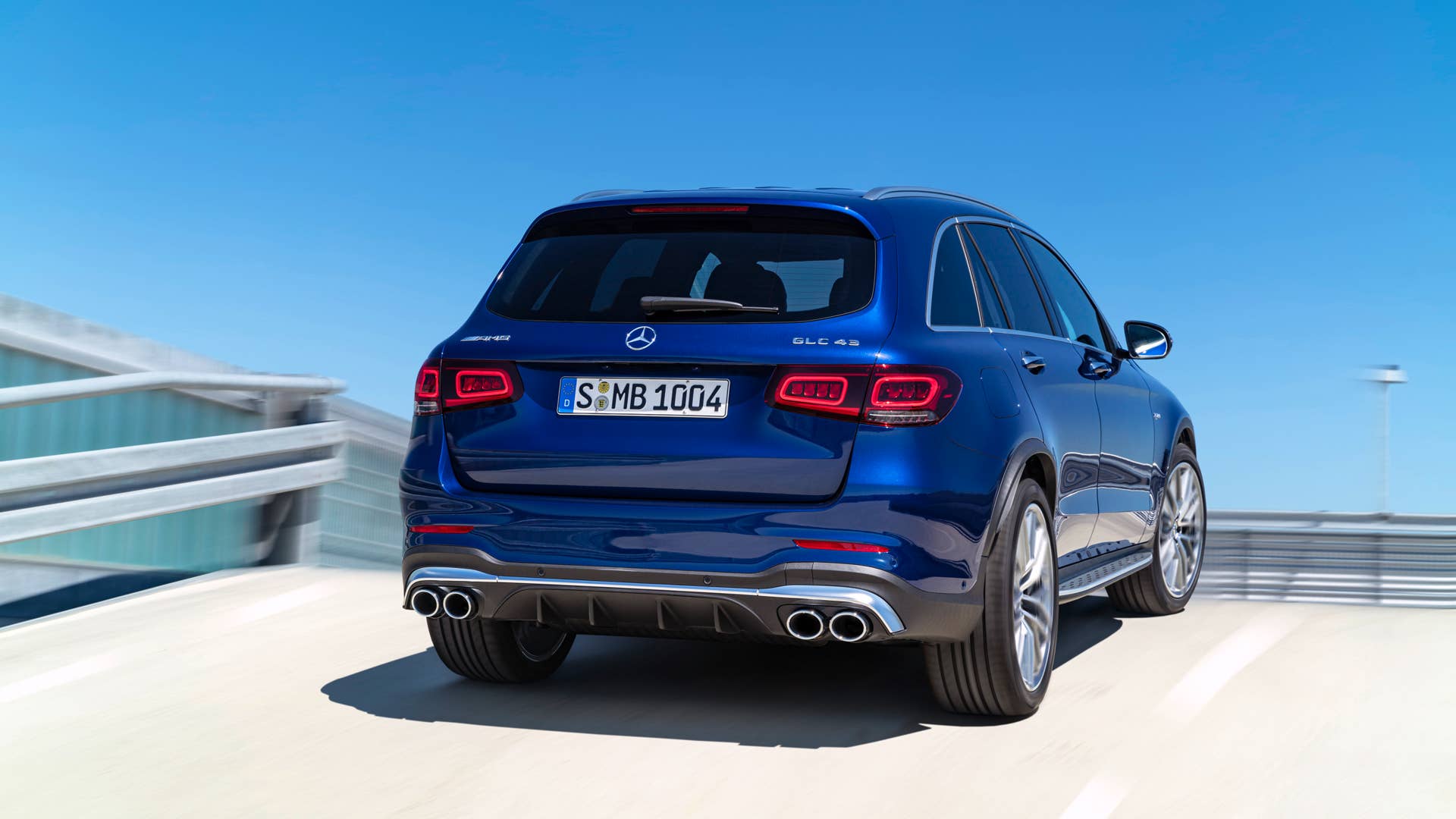Mercedes-AMG GLC 43 4MATIC SUV (2019), Kraftstoffverbrauch kombiniert: 10,6-10,2 l/100 km; CO2-Emissionen kombiniert: 242-234 g/km // Fuel consumption combined: 10.6-10.2 l/100 km; Combined CO2 emissions: 242-234 g/km