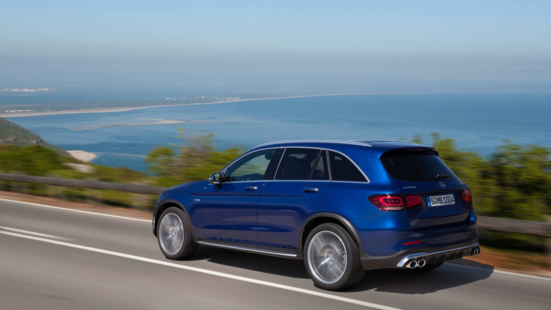 Mercedes-AMG GLC 43 4MATIC SUV (2019), Kraftstoffverbrauch kombiniert: 10,6-10,2 l/100 km; CO2-Emissionen kombiniert: 242-234 g/km // Fuel consumption combined: 10.6-10.2 l/100 km; Combined CO2 emissions: 242-234 g/km