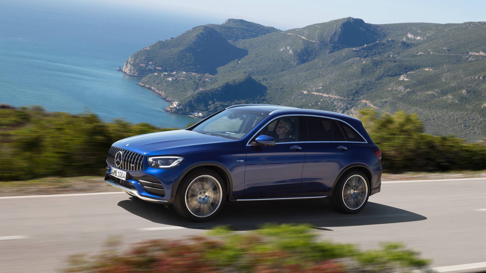 Mercedes-AMG GLC 43 4MATIC SUV (2019), Kraftstoffverbrauch kombiniert: 10,6-10,2 l/100 km; CO2-Emissionen kombiniert: 242-234 g/km // Fuel consumption combined: 10.6-10.2 l/100 km; Combined CO2 emissions: 242-234 g/km
