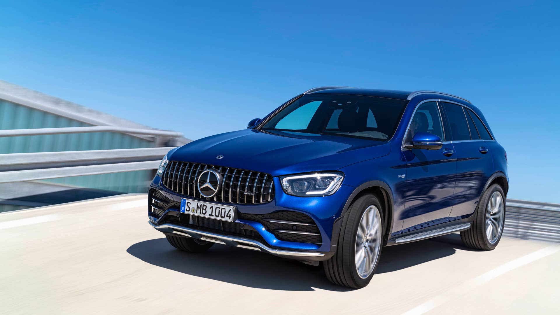 Mercedes-AMG GLC 43 4MATIC SUV (2019), Kraftstoffverbrauch kombiniert: 10,6-10,2 l/100 km; CO2-Emissionen kombiniert: 242-234 g/km // Fuel consumption combined: 10.6-10.2 l/100 km; Combined CO2 emissions: 242-234 g/km