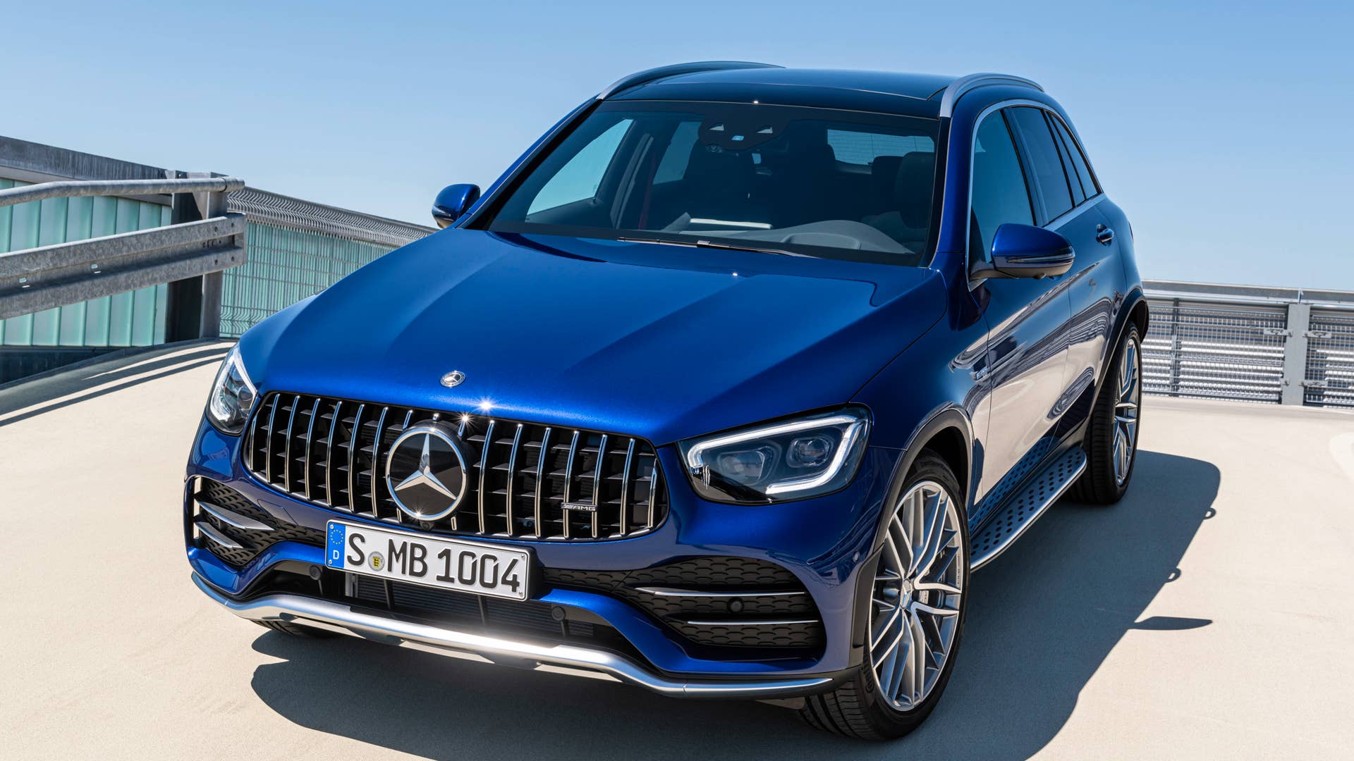 Mercedes-AMG GLC 43 4MATIC SUV (2019), Kraftstoffverbrauch kombiniert: 10,6-10,2 l/100 km; CO2-Emissionen kombiniert: 242-234 g/km // Fuel consumption combined: 10.6-10.2 l/100 km; Combined CO2 emissions: 242-234 g/km